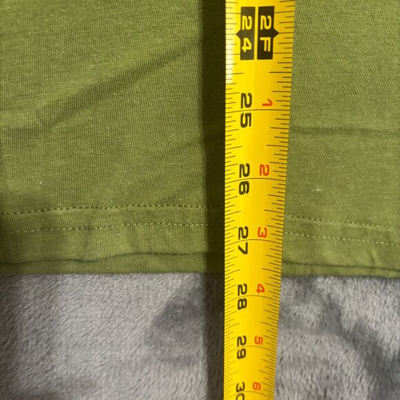 'This Guy Needs A Beer' T-Shirt Men's Sz L Green S/S St Patrick's Day Irish - Picture 5 of 5